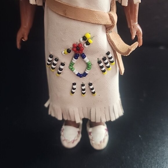 Vtg Native American Doll 7 1/4" Sleepy Eyes Leather Details Hand Beaded & Baby - Picture 3 of 5
